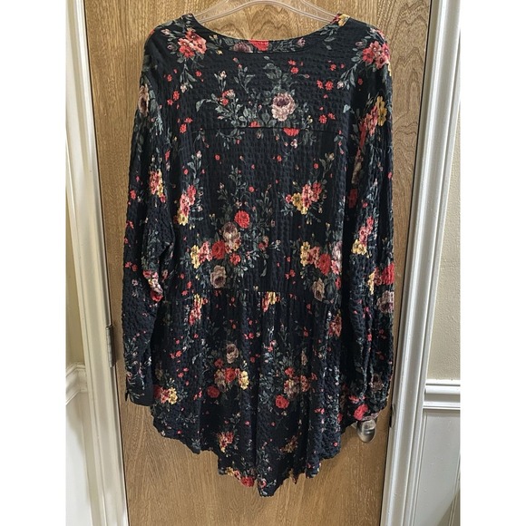 Torrid Emma Crinkle Gauze Long Sleeve Tunic Top Size 3 Black Floral Flowy Peplum - Picture 12 of 16